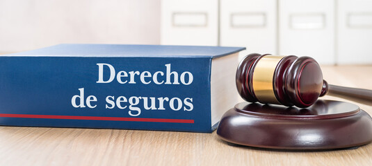 A law book with a gavel - Insurance law in spanish
