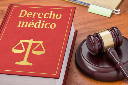 A law book with a gavel - Medical law in spanish