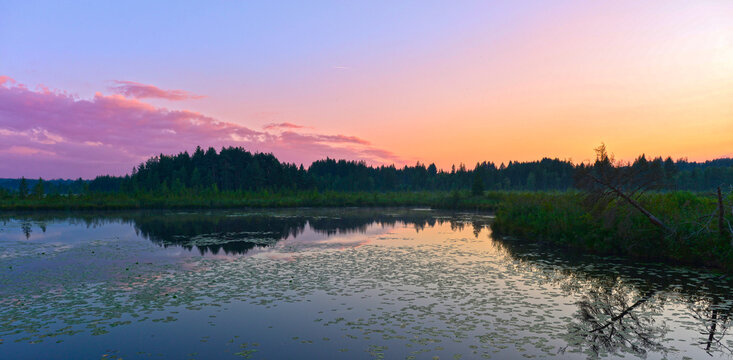 Sonnenuntergang am Elbsee bei Aitrang im bayerischen Ostallg&auml;u
