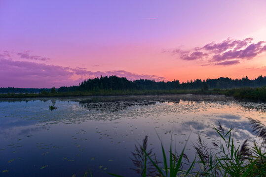 Sonnenuntergang am Elbsee bei Aitrang im bayerischen Ostallg&auml;u