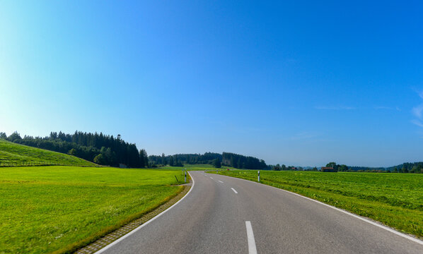 Kreisstra&szlig;e OAL 5 vom Elbsee in Richtung Unterthingau im schw&auml;bischen Landkreis Ostallg&auml;u (Bayern). 