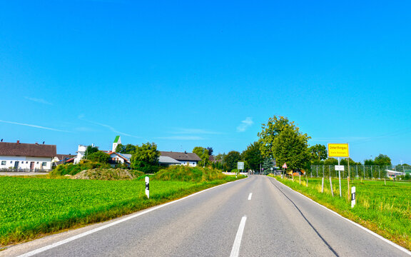 Kreisstra&szlig;e OAL 5 vor Ortseinfahrt Unterthingau im schw&auml;bischen Landkreis Ostallg&auml;u (Bayern)
