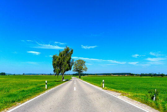 Bundesstra&szlig;e 16 (B16) vor Gro&szlig;ried-Baisweil im bayerischen Landkreis Ostallg&auml;u
