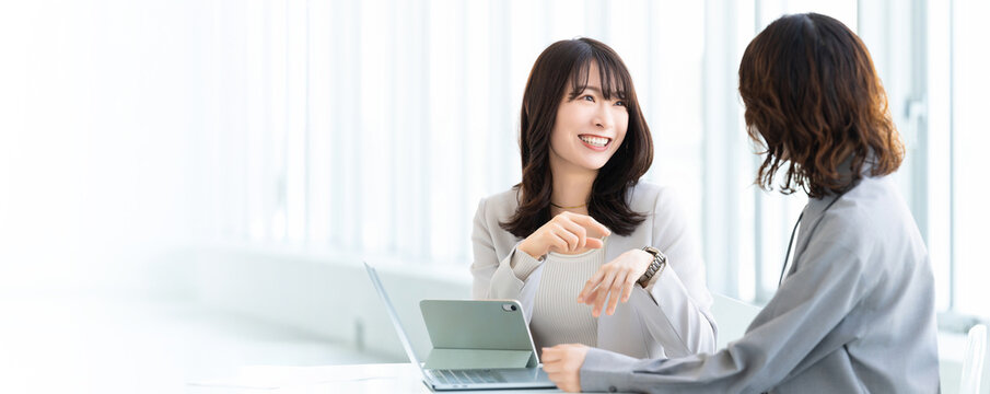 ノートパソコンを使って商談をする日本人女性・ビジネスウーマンのミーティングイメージ（LP・バナー向け）, Japanese Businesswoman Having a Business Meeting with Laptop for Landing Page Banner