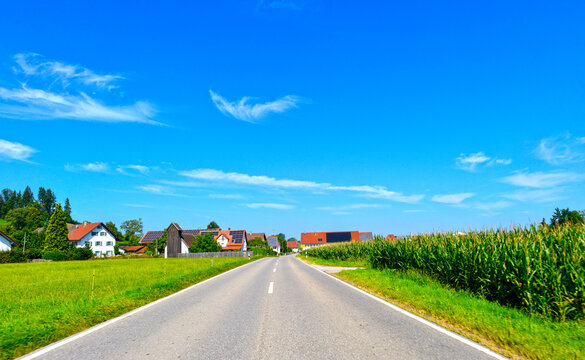 Bundesstra&szlig;e 16 (B16) vor Helchenried-Dirlewang im bayerischen Landkreis Unterallg&auml;u