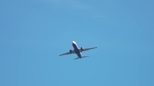 Commercial jet flying in open sky, international air transport concept. Airlines facing higher fuel expenses and operational pressure. Energy market instability impacting aviation sector