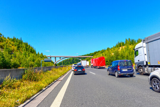 Stau auf der A3 zwischen Weibersbrunn und Bessenbach/Waldaschaff in Fahrtrichtung Frankfurt 
