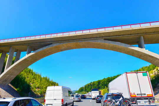 Stau auf der A3 zwischen Weibersbrunn und Bessenbach/Waldaschaff in Fahrtrichtung Frankfurt 