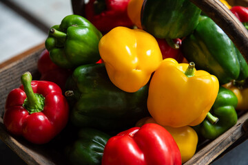 Colorful fresh bell peppers display © Rawpixel.com
