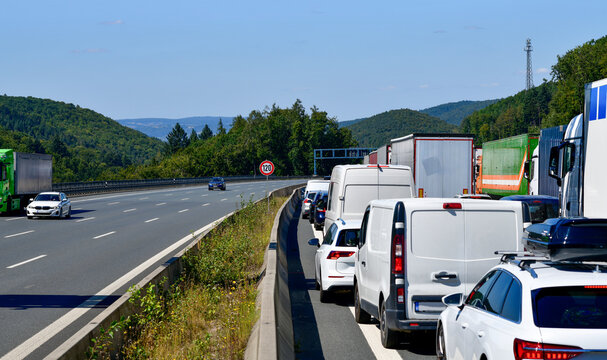 Stau auf der A3 zwischen Weibersbrunn und Bessenbach/Waldaschaff in Fahrtrichtung Frankfurt	

