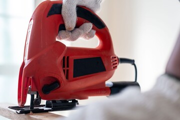 Electric jigsaw cutting wood efficiently © Rawpixel.com