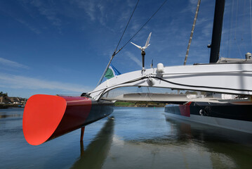 Flotteur de Trimaran de course au large © aquaphoto