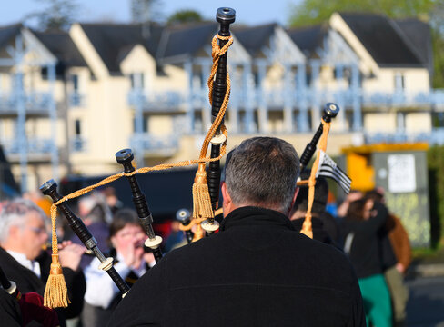 Musiciens qui jouent sur une place en Bretagne