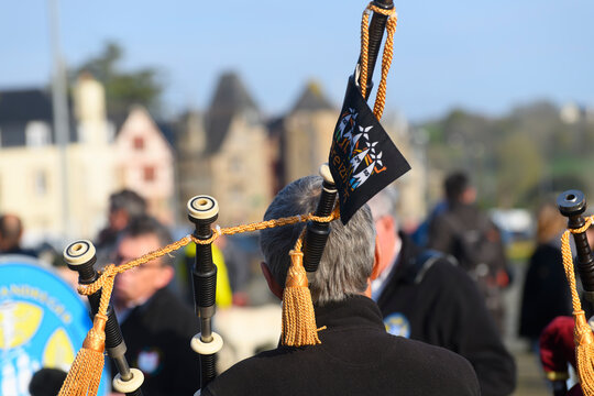 Musiciens qui jouent sur une place en Bretagne