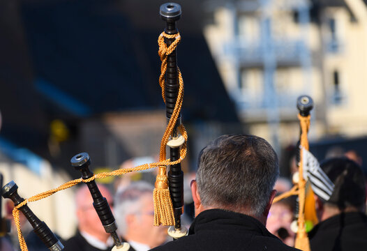 Musiciens qui jouent sur une place en Bretagne