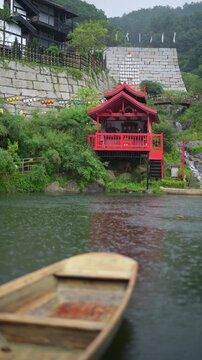 비 내리는 날 니지모리 스튜디오의 일본풍 목조 건물 복도와 창밖으로 보이는 흐릿한 도리이 풍경 (Traditional Japanese style wooden corridor and blurred Torii gate outside at Nijimori Studio on a rainy day)