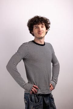 Portrait d&rsquo;un beau jeune homme de 20 ans, souriant au style d&eacute;contract&eacute;, d&eacute;gageant confiance et simplicit&eacute; sur fond neutre.