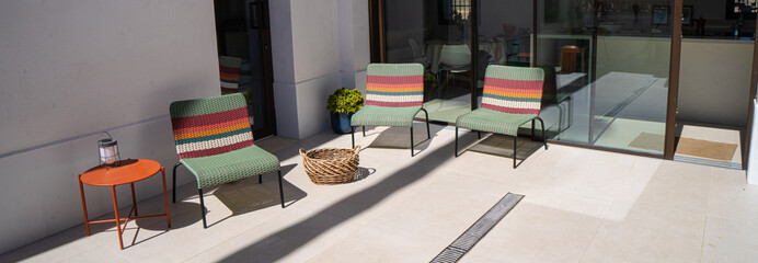 Sillones de colores en el exterior