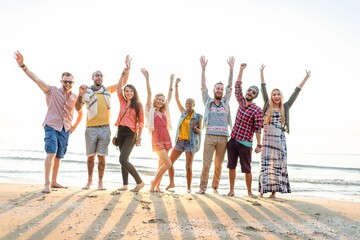 Obraz premium Joyful friends celebrating beach sunset