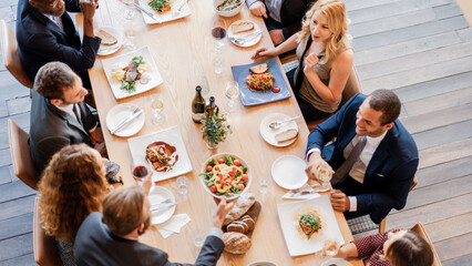 Obraz na płótnie Canvas Elegant dining gathering with conversation