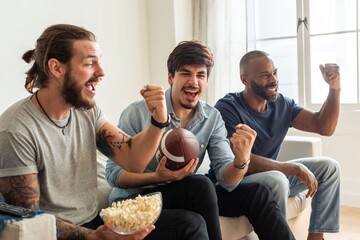 Friends cheering football game excitement © Rawpixel.com