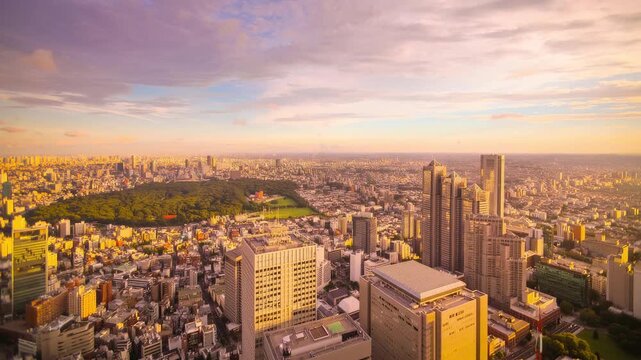 夕景の大都会を飛行するドローン空撮イメージ