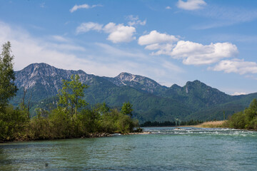 Obraz premium Calm turquoise water of Lake Kochelsee with forest reflections and Alpine mountains, Bavaria