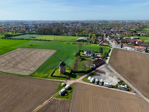 Le secteur pav&eacute;s du moulin de Vertain &agrave; Templeuve que les coureur cyclistes franchissent durant la mythique classique course Paris - Roubaix  