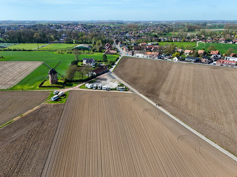 Le secteur pav&eacute;s du moulin de Vertain &agrave; Templeuve que les coureur cyclistes franchissent durant la mythique classique course Paris - Roubaix  