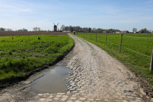 Le secteur pav&eacute;s du moulin de Vertain &agrave; Templeuve que les coureur cyclistes franchissent durant la mythique classique course Paris - Roubaix  