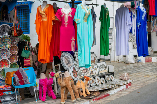 Boutique d'objets artisanaux dans une rue de Sidi Bou Sa&iuml;d en Tunisie