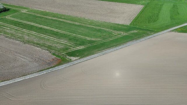 Le secteur pav&eacute;s du moulin de Vertain dans la course cycliste Paris - Roubaix