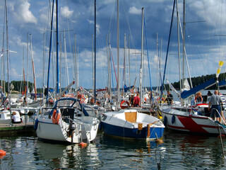Obraz premium Close-up of many sailboats and yachts moored at a jetty in Mikolajki port. Colorful masts and hulls reflecting the maritime culture of Masuria.