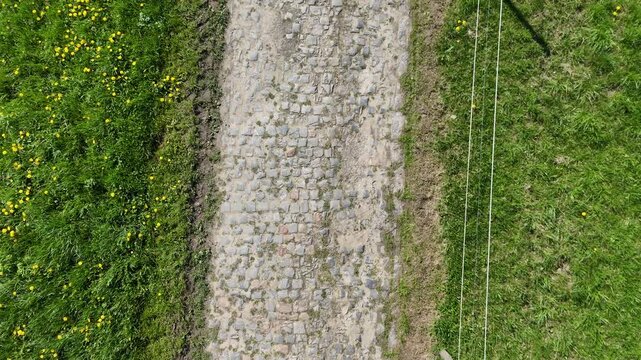 Le secteur pav&eacute;s du moulin de Vertain dans la course cycliste Paris - Roubaix