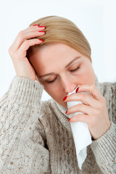 Frau mit einer Erk&auml;ltung