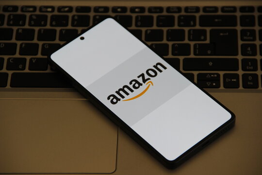 Amazon - Empresa de tecnologia e varejo, fundada por Jeff Bezos em 1994, inicialmente como uma livraria online.