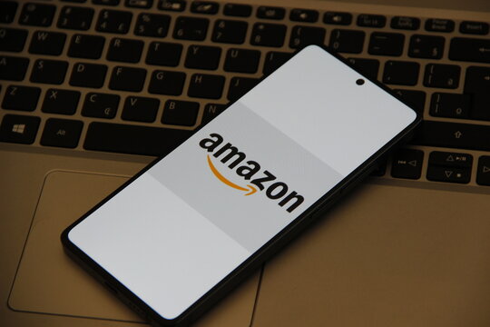 Amazon - Empresa de tecnologia e varejo, fundada por Jeff Bezos em 1994, inicialmente como uma livraria online.