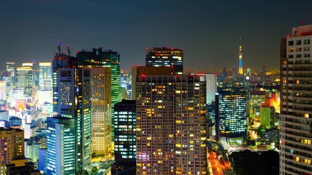 摩天楼と光の都市風景 夜の都心を飛行するドローン空撮イメージ