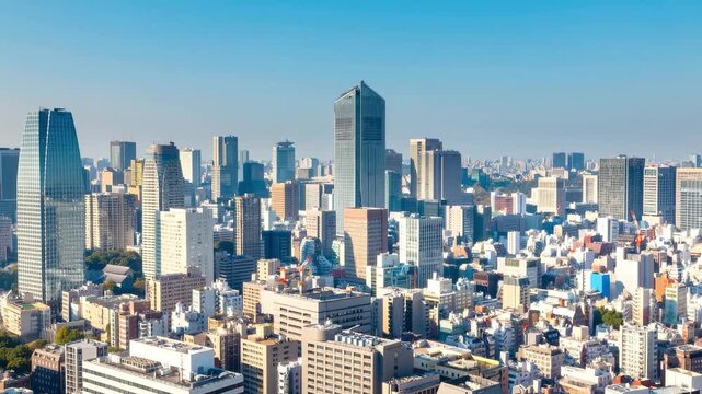 林立するビル群を飛行するドローン空撮イメージ