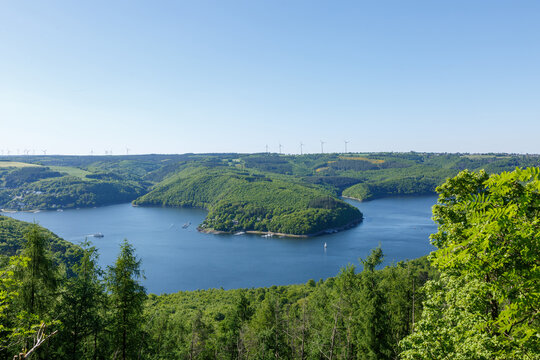 Nationalpark Eifel, Nordrhein-Westfalen, Deutschland, Naturschutzgebiet, Buchenw&auml;lder, Wald, Renaturierung, Aussichtspunkt Hirschley, Aussicht auf den Rursee, Tourismus, Schifffahrt,