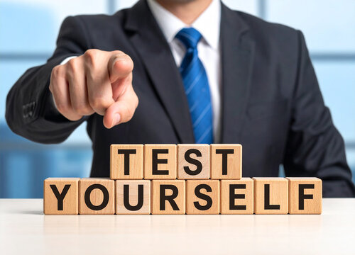 Test Yourself - Geschäftsmann zeigt auf den Text "Test Yourself"