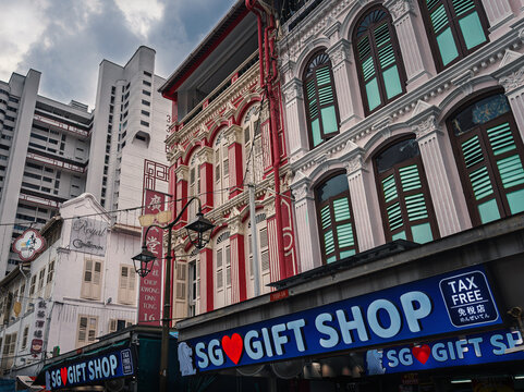 Typische Souvenirl&auml;den in Singapur.; im Stadtteil Chinatown reiht sich ein Gesch&auml;ft an das andere; die H&auml;ndler werben mit Tax Free um ihre Kunden