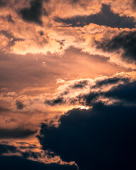 Fototapeta premium Nuvens ao anoitecer