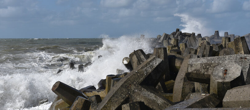 Wellenbrecher an der Nordsee