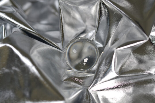 Tissu effet m&eacute;tal argent&eacute; et sph&egrave;re en verre