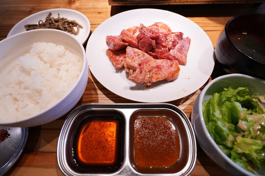 Delicious Japanese Yakiniku Teishoku, Grilled Beef Set Meal with Rice and Miso Soup - 日本食 焼肉定食 タレ焼きの牛肉 ご飯・味噌汁・小鉢が付いた定番の和食ランチ
