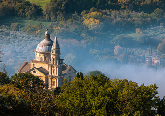 Obraz premium Tempio di San Biagio in Montepulciano valley shrouded in morning mist, Italy.