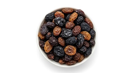 Obraz premium A bowl of mixed brown and black raisins on a white background.
