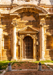 Obraz premium Ornate stone facade featuring ancient wooden door in Montepulciano, Italy.
