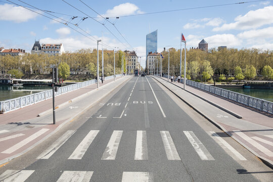 Le pont Wilson enjambe le Rh&ocirc;ne &agrave; Lyon et relie le 3i&egrave;me arrondissement au centre ville